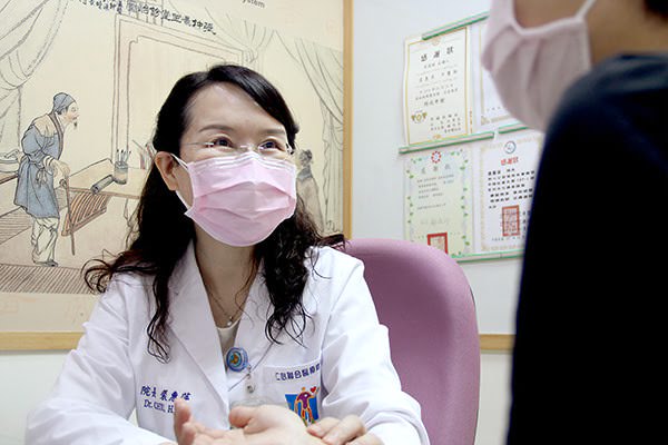 桃园中坜仁人堂中医诊所医师诊治照片