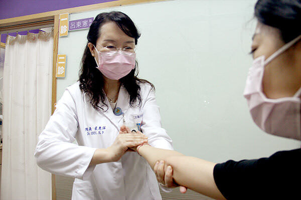 桃园中坜仁人堂中医诊所医师诊治照片